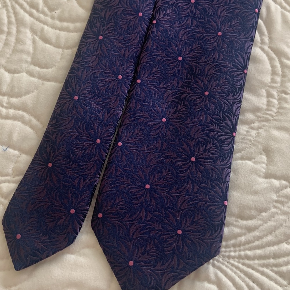 Penrose London 100% silk men’s necktie. Made in England. Deep navy w/ pink dot.
